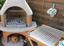 Edelstahl Grillrost (elektropoliert*), hier mit Zubehör (nicht im Lieferumfang) für Kamin Artikelnummer 123051 Bild 1